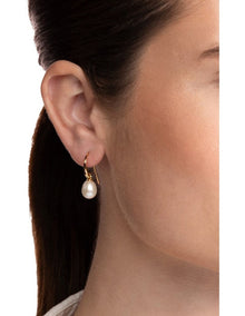 Classic Hook Earrings in Pearl/Gold