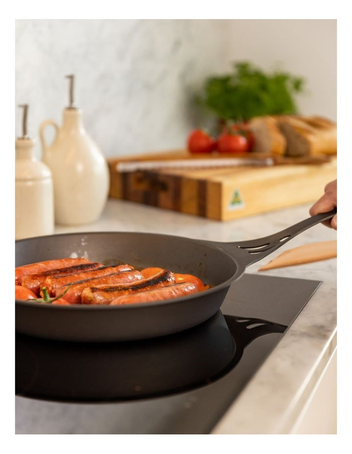 Quenched Lightning Pan Long Handle 26cm in Black