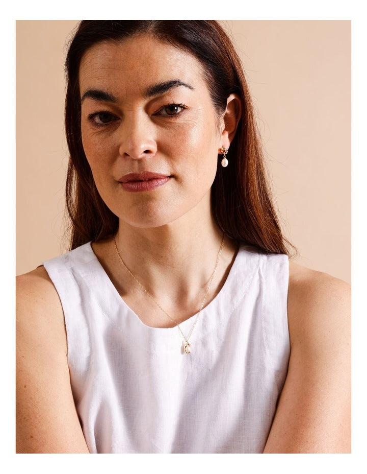 Pearl in Clam Shell Necklace in Gold