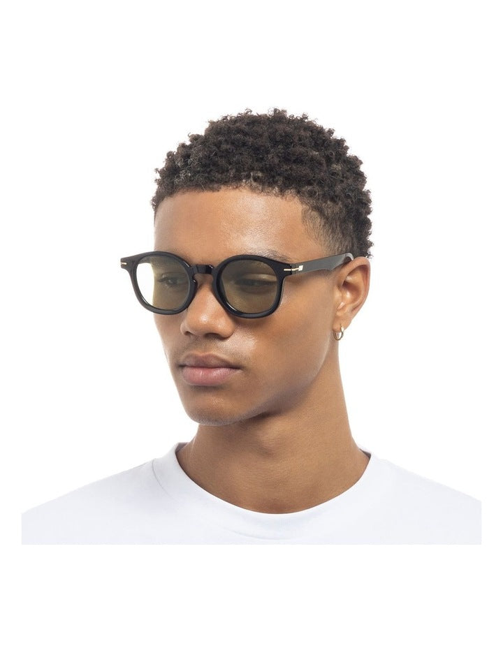 Hoodwinked Sunglasses in Black
