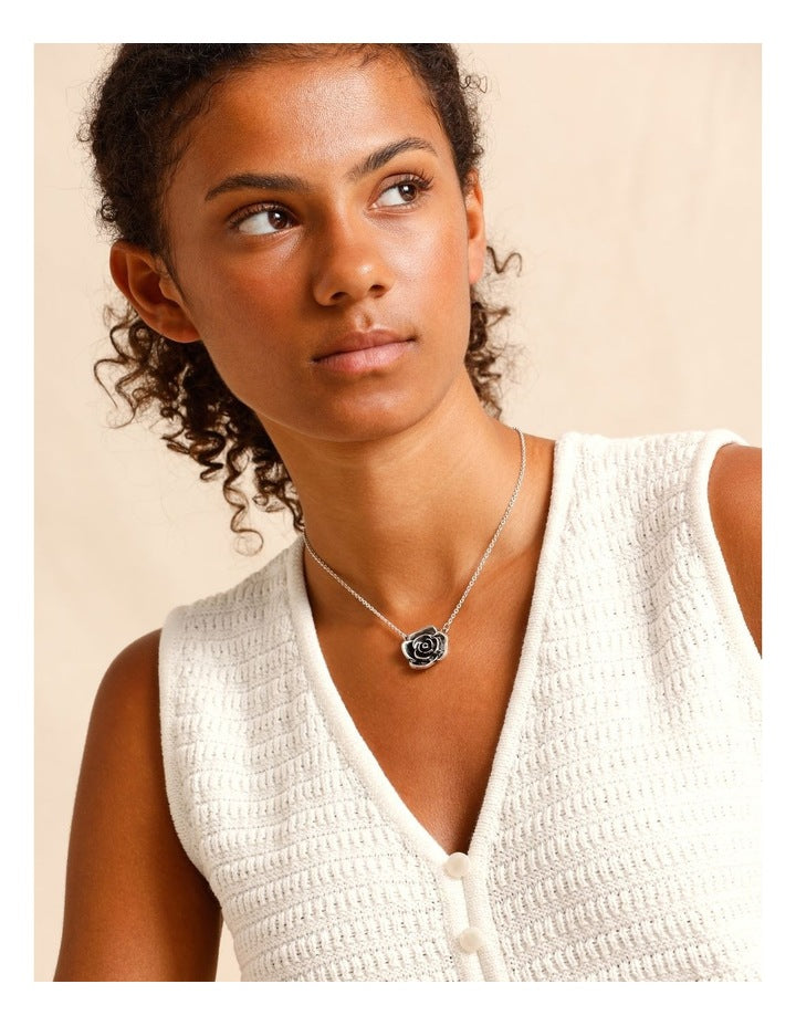 Flower Pendant Necklace in Silver