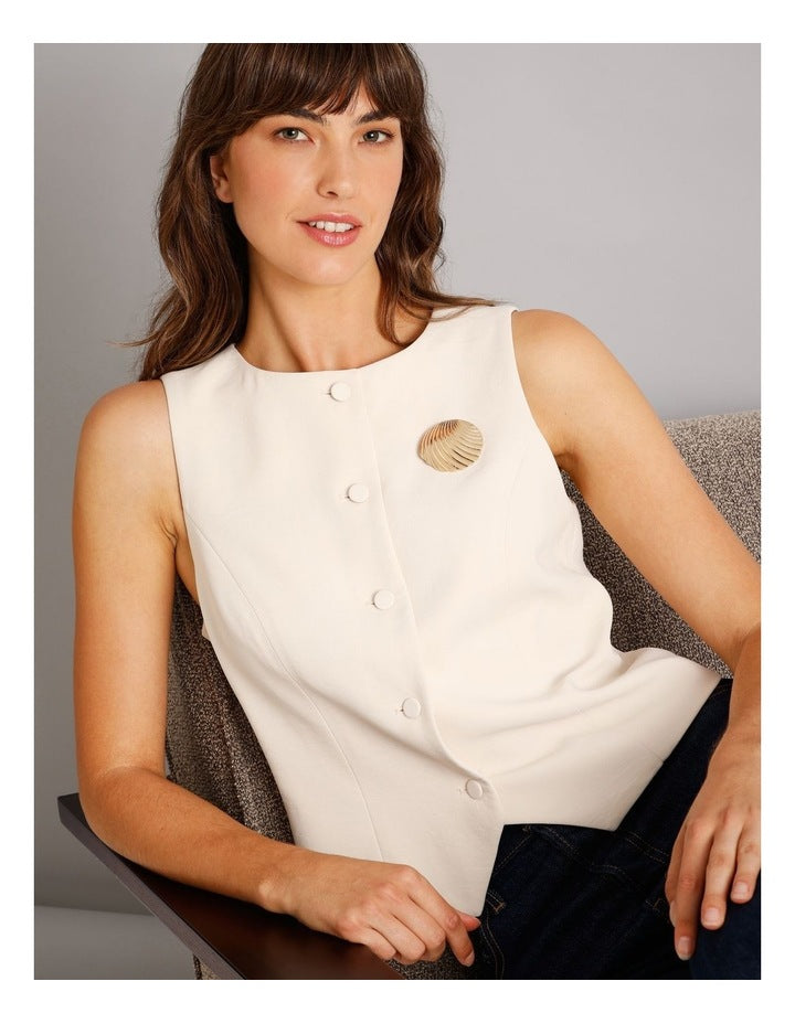 Shell Brooch in Gold