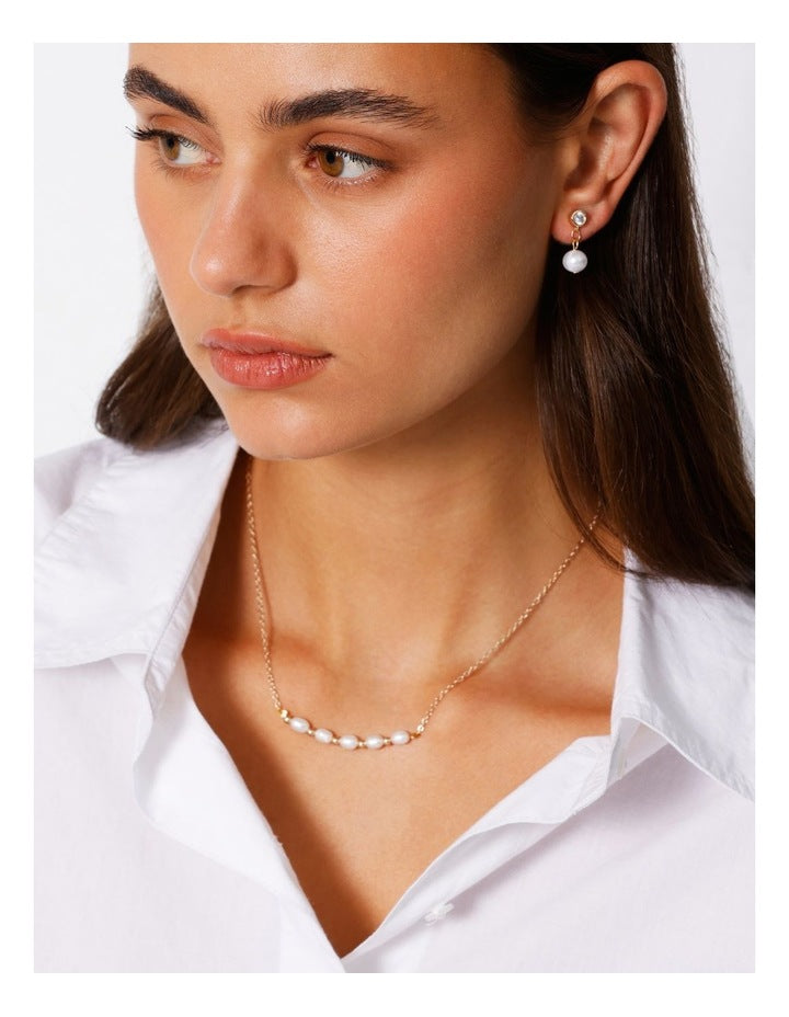 Pearl Necklace and Drop Earrings in Gold