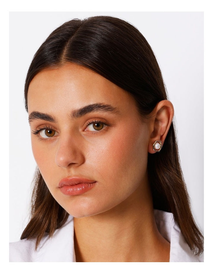 Framed Pearl Stud Earring in Gold