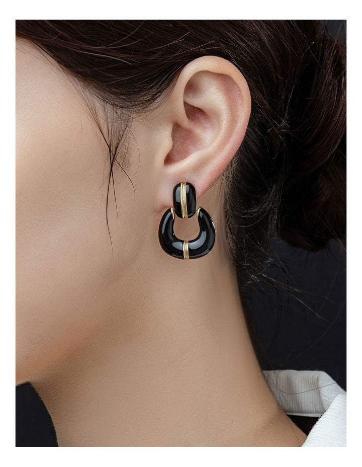 GJEC079M - Link Earrings in Black