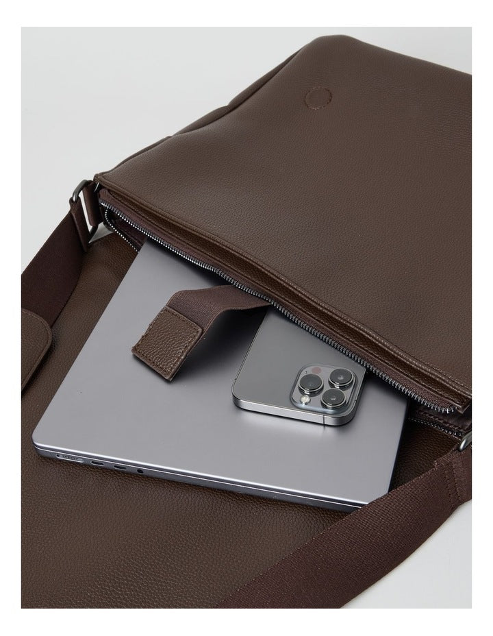 MESSENGER BAG BROWN