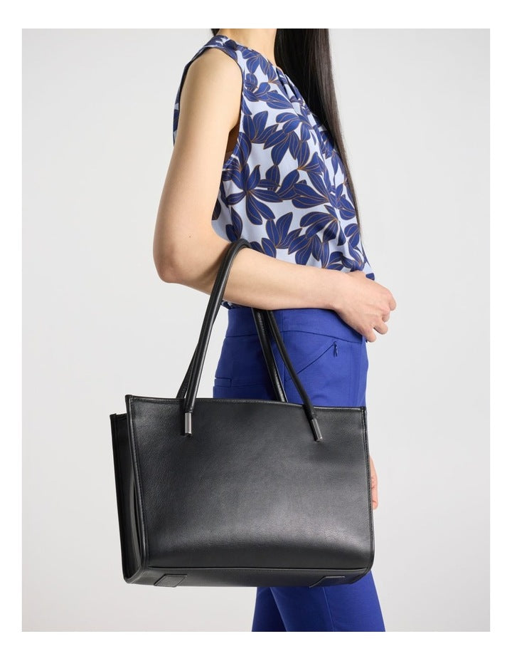 Sally Leather Shoulder Bag in Black