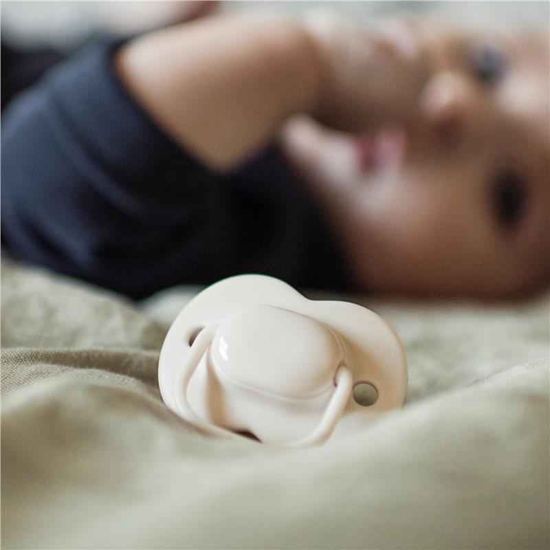 Tommee Tippee Natural Latex Cherry Soothers, Symmetrical Design, BPA-Free, 18-36m, Green and Blue, Pack of 2 Dummies