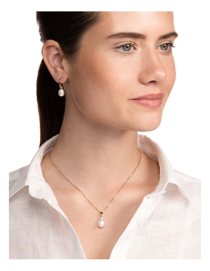 Classic Hook Earrings in Pearl/Gold
