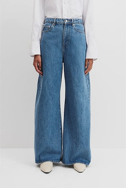 Curved Wide Leg Jean