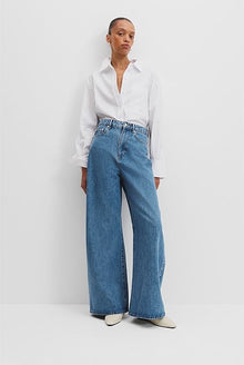 Curved Wide Leg Jean