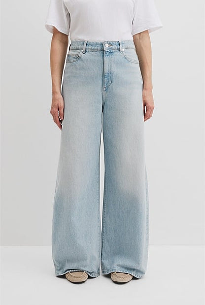 Curved Wide Leg Jean