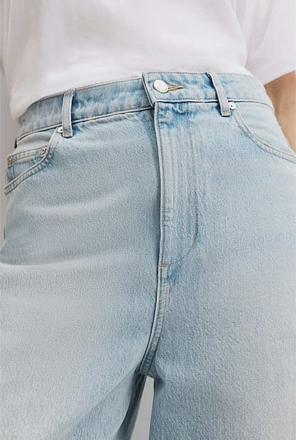 Curved Wide Leg Jean