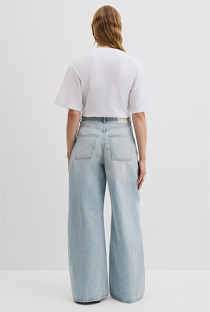 Curved Wide Leg Jean