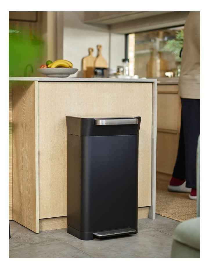 Titan 30 Trash Compactor 30L in Carbon Black