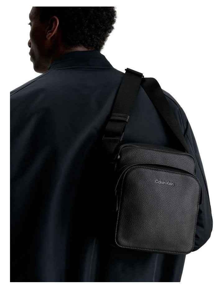Must Reporter Bag with Pocket in Black