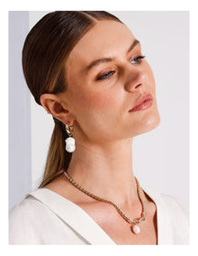 Classic Pearl Drop Earrings in Gold/Pearl