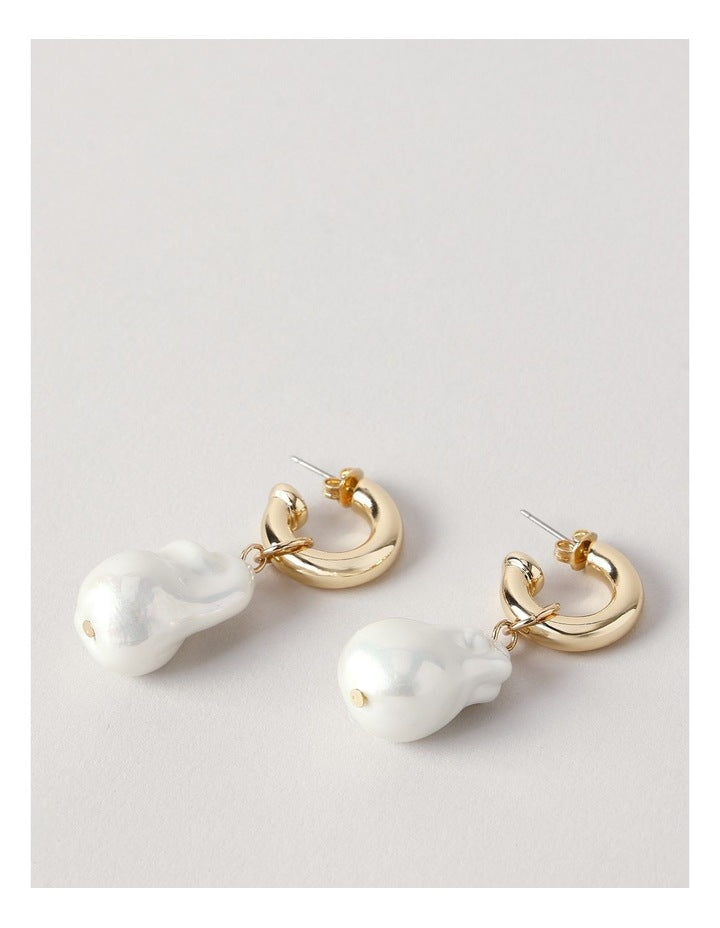 Classic Pearl Drop Earrings in Gold/Pearl