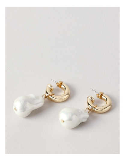 Classic Pearl Drop Earrings in Gold/Pearl