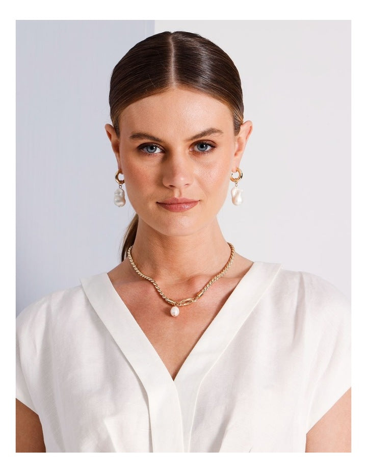 Classic Pearl Drop Earrings in Gold/Pearl