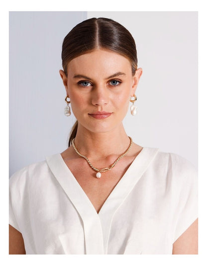 Classic Pearl Drop Earrings in Gold/Pearl