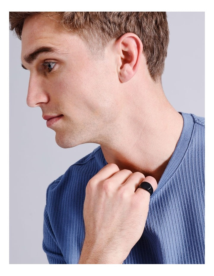 Signet S Ring in Black