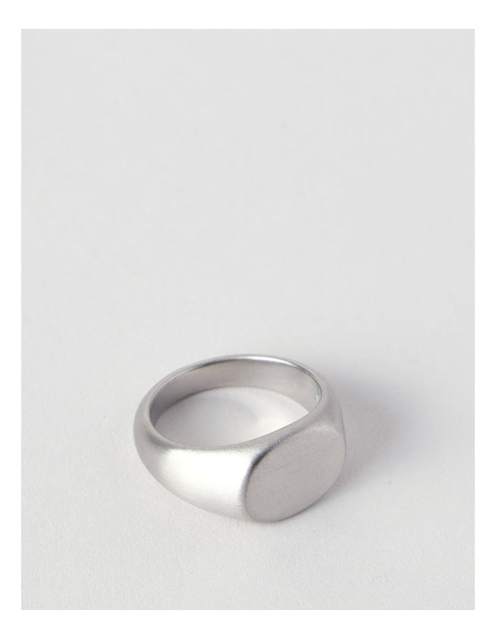 Signet M Ring in Silver