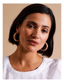 Half Hoop With Metal Earring in Natural