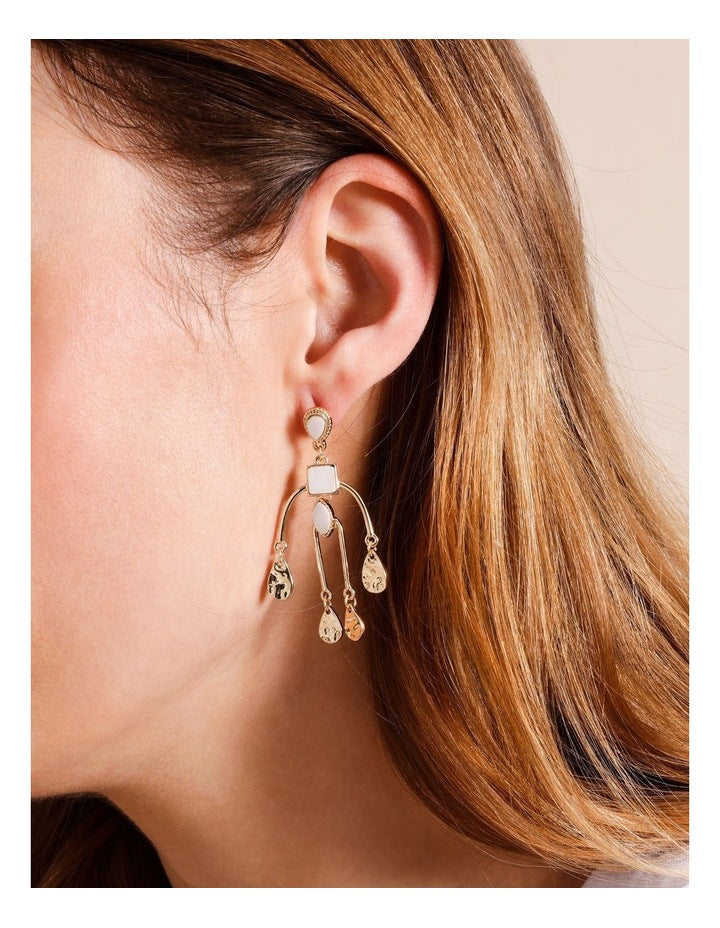 Dangling Drop Earring in Gold/Pearl