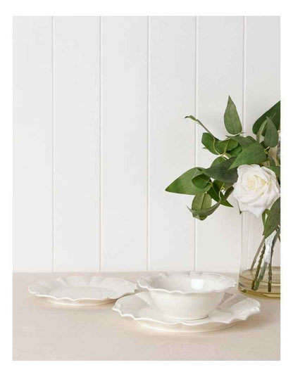 Bella Scalloped Dinner Plate in White