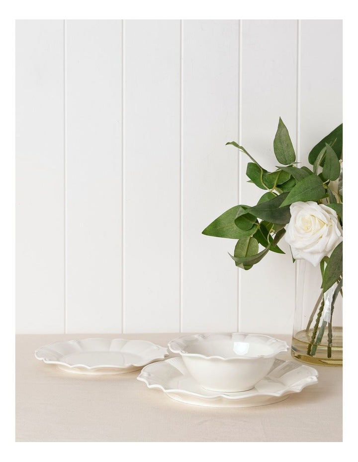 Bella Scalloped Dinner Plate in White