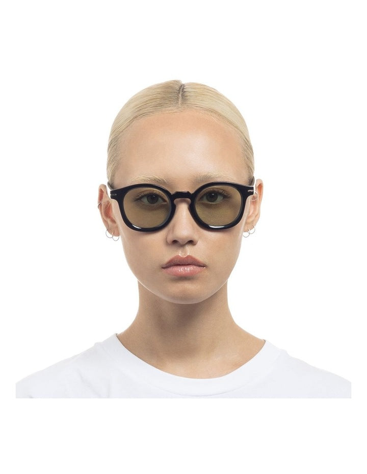 Hoodwinked Sunglasses in Black