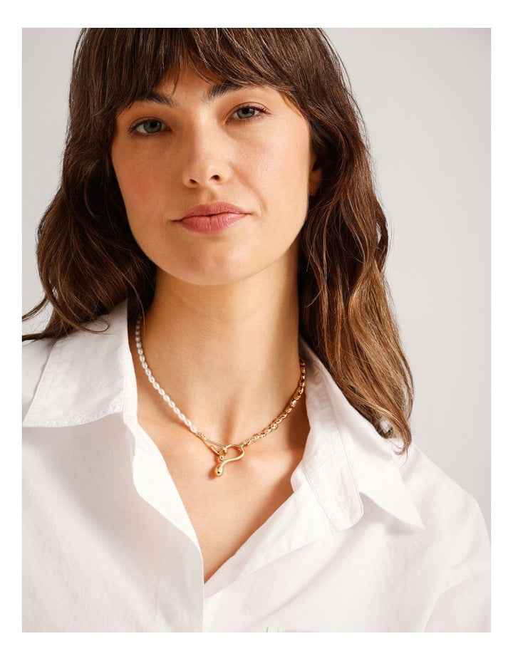 Pearl Metal Pendant Drop Necklace in Gold