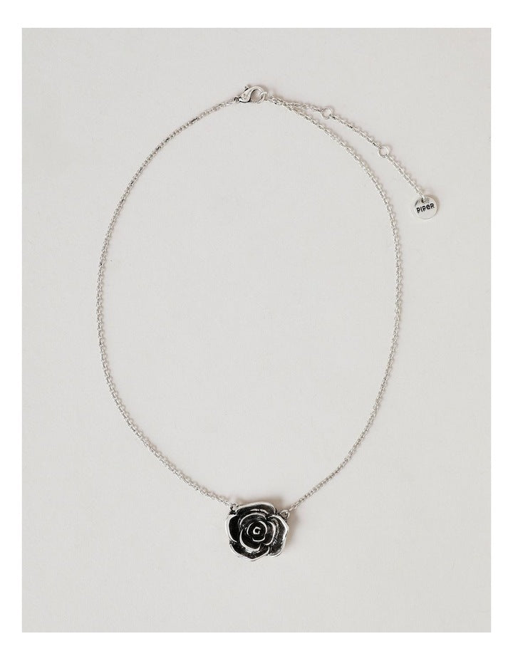 Flower Pendant Necklace in Silver