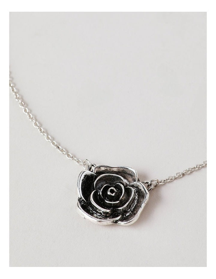 Flower Pendant Necklace in Silver