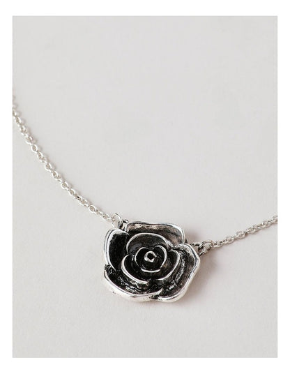 Flower Pendant Necklace in Silver
