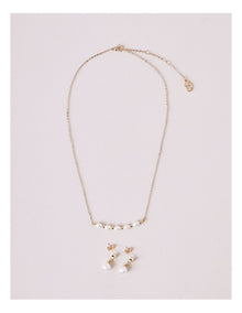 Pearl Necklace and Drop Earrings in Gold