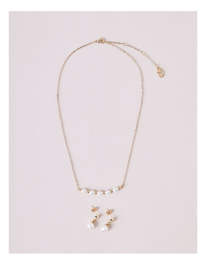 Pearl Necklace and Drop Earrings in Gold