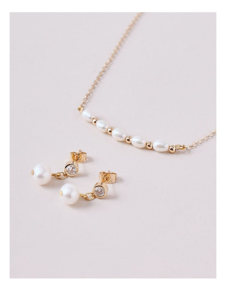 Pearl Necklace and Drop Earrings in Gold