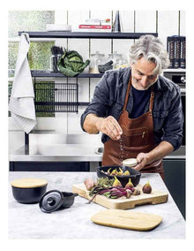 Small Baker Stoneware in Black