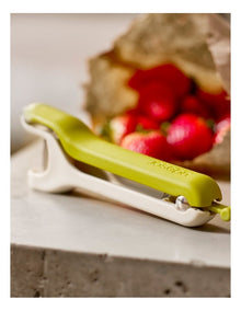 Tweezy 2-in-1 Pitter And Huller in Green