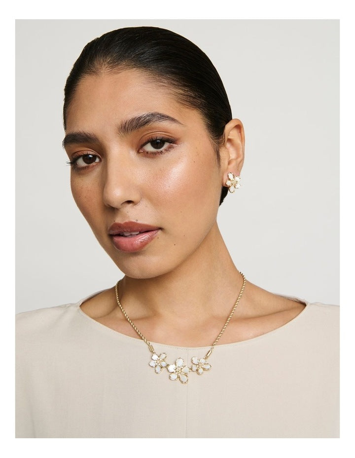 Jasmine Flower Necklace in Pearl