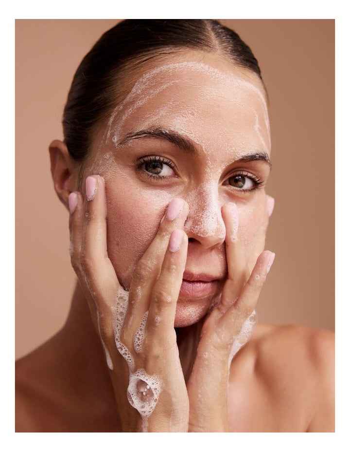 First In Line Silky Foaming Cleasner 100ml