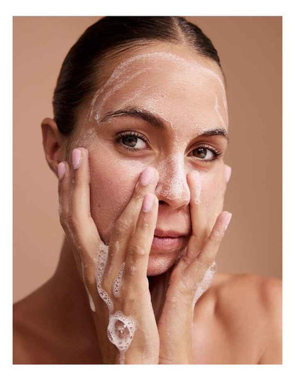 First In Line Silky Foaming Cleasner 100ml