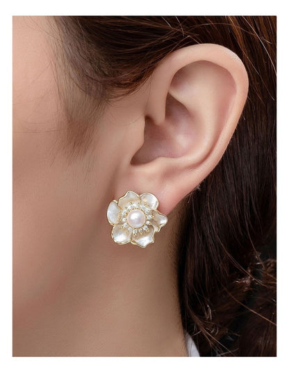 Flower Stud Earrings in Gold