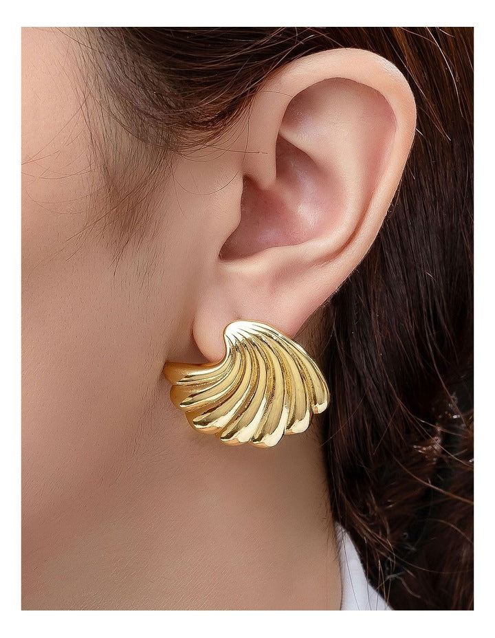 GJED007M Shell Earrings in Gold