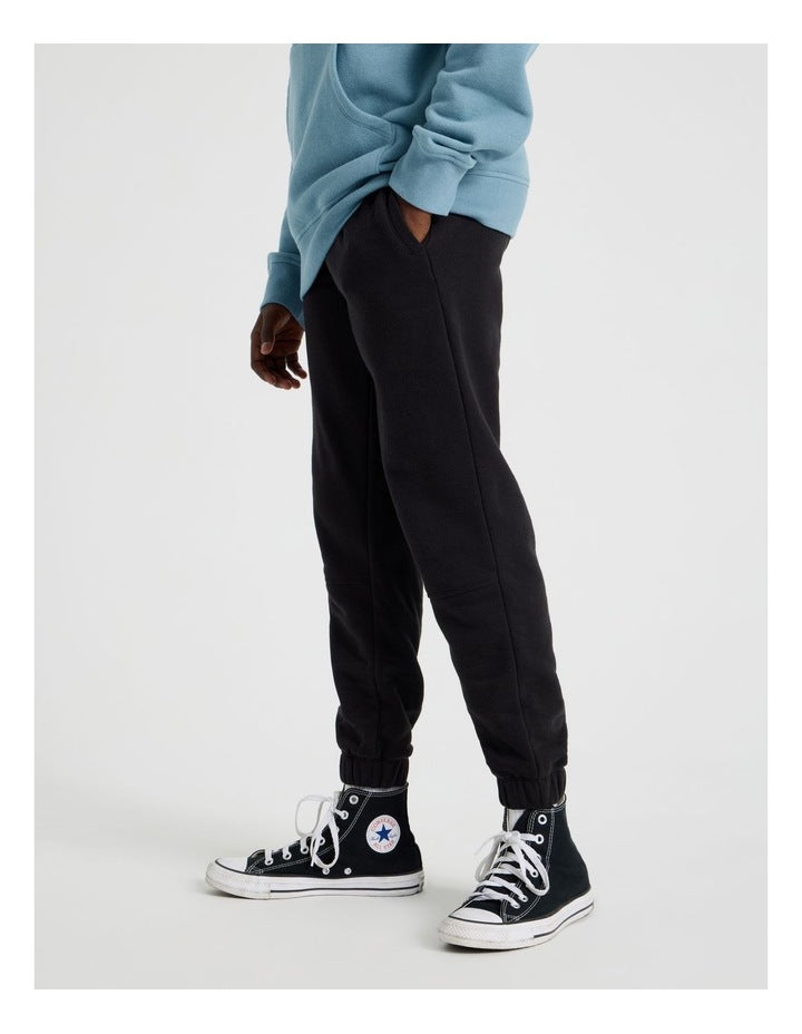 Essentials Trackpant in Black