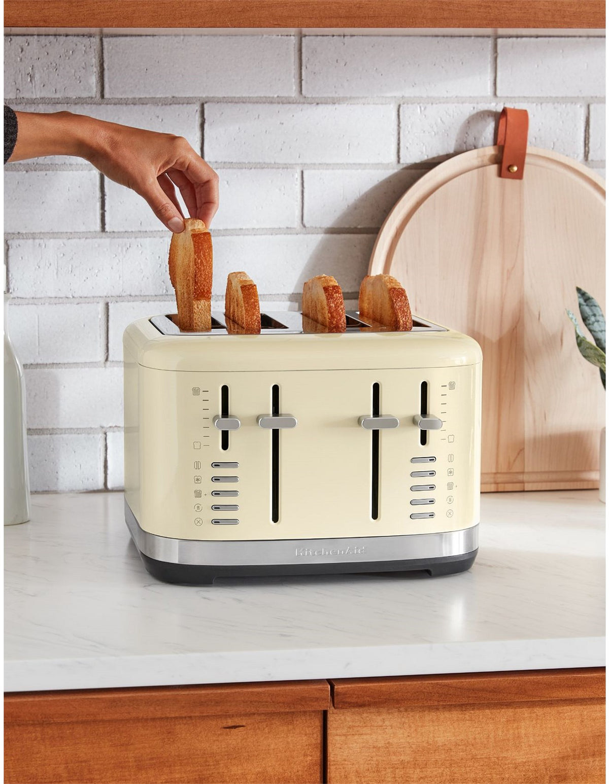 KMT4109 4 Slice Toaster Almond Cream