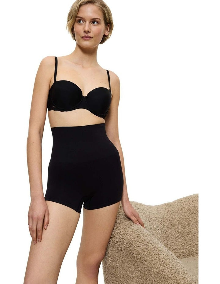 Soft Sculpt Shorts in Black