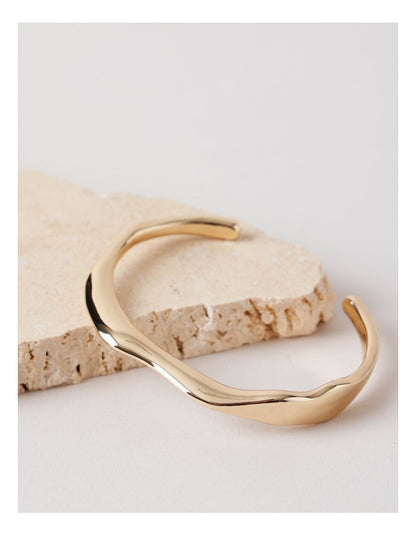 Wavy Bangle in Gold